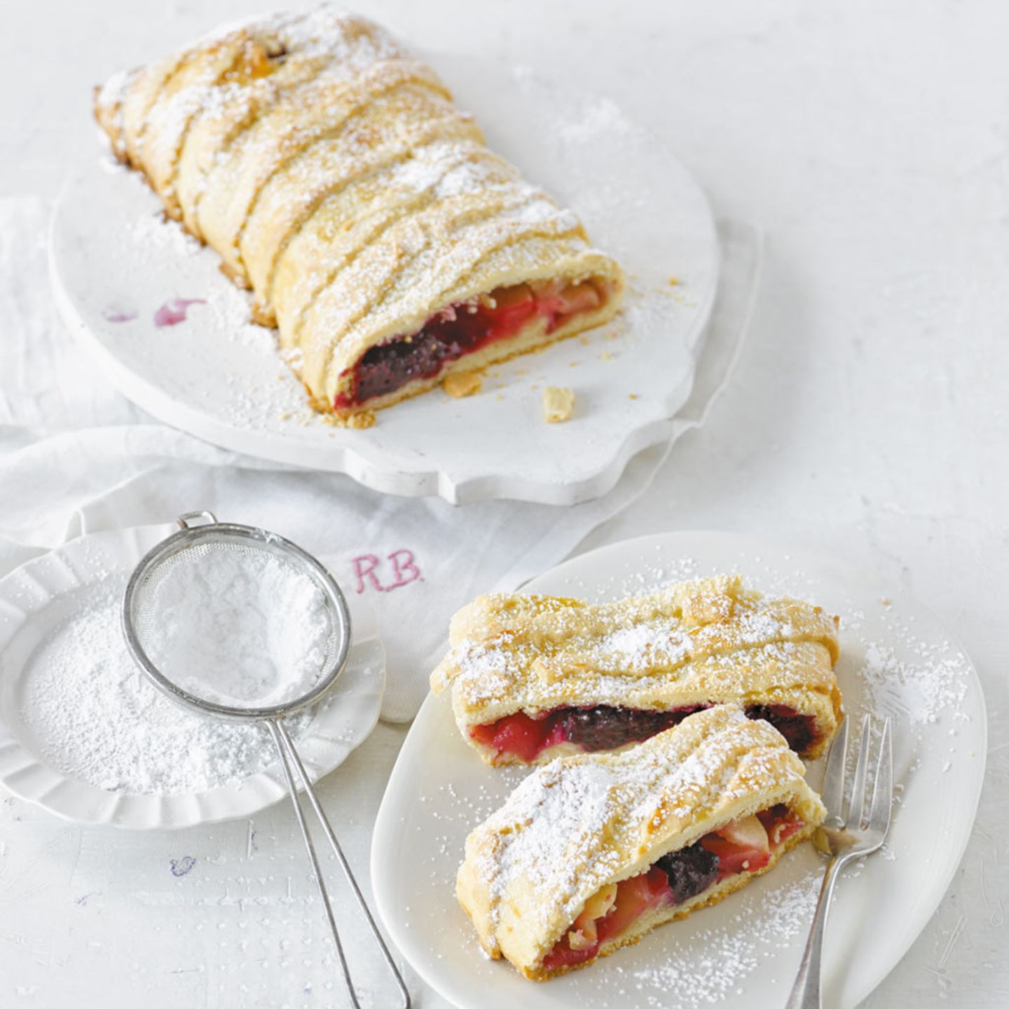 Apfel-Brombeer-Strudel
