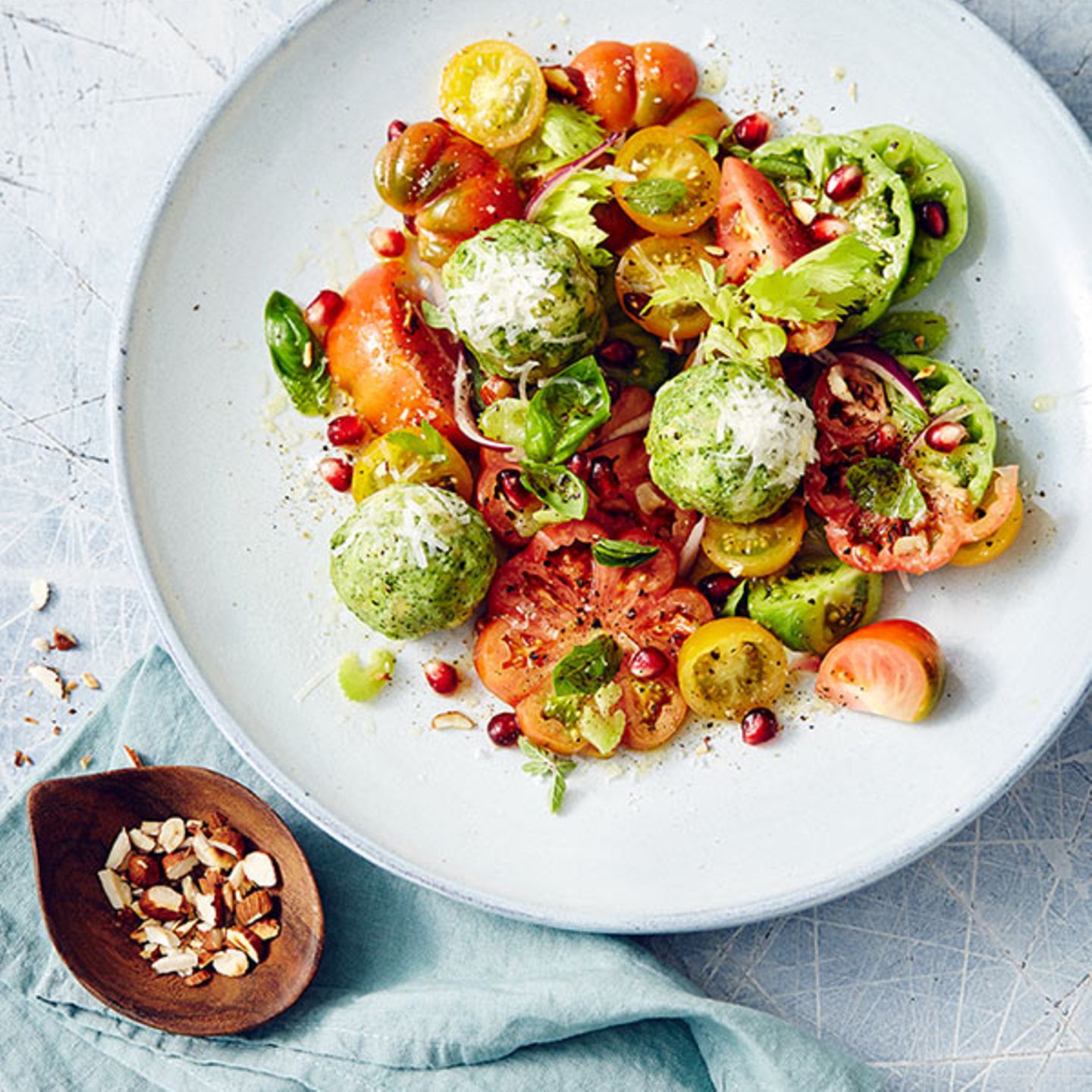Petersilien-Käse-Knödel mit Tomaten-Granatapfel-Salat