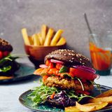 Portobello-Burger mit Linsenfrikadelle
