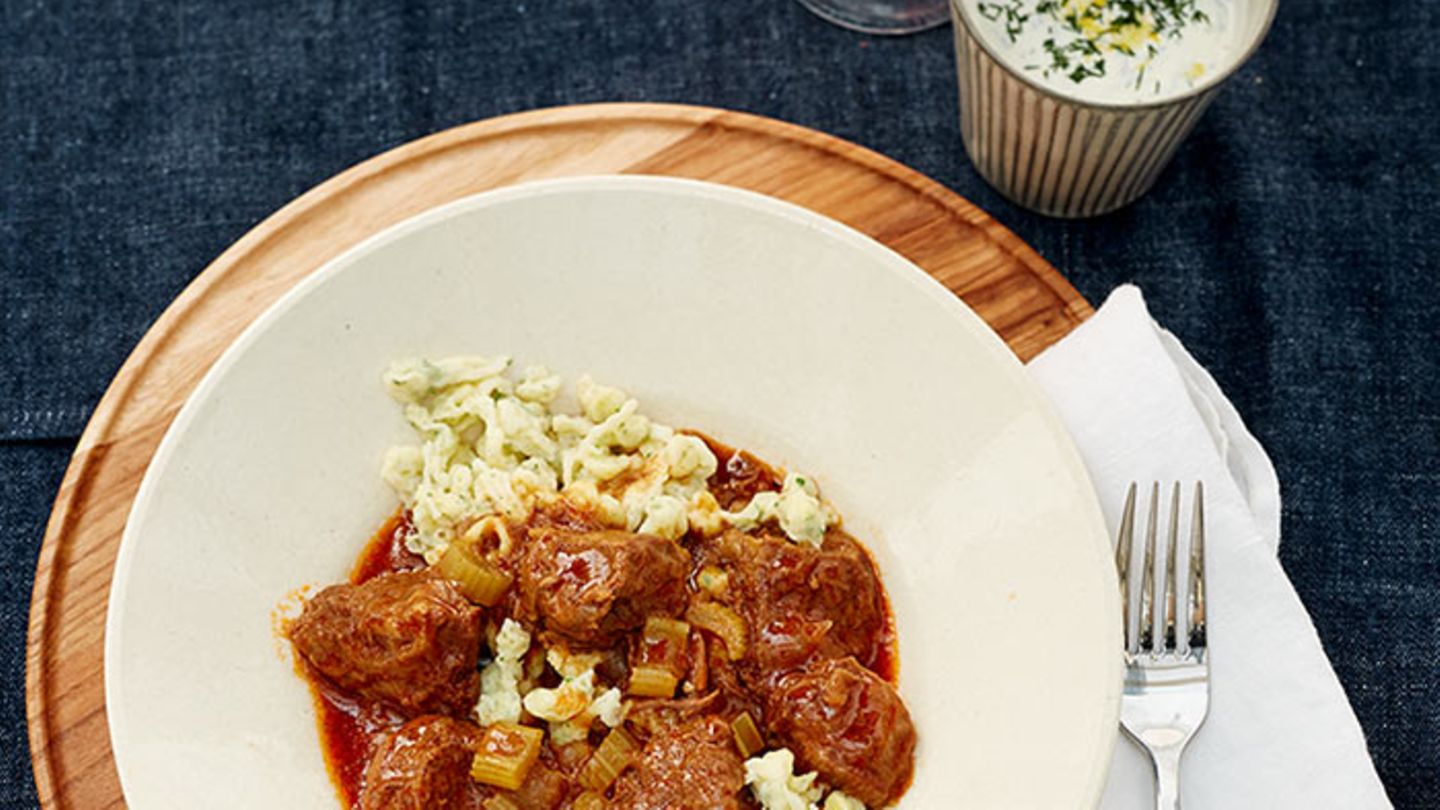 Rindergulasch mit Kräuterknöpfle Rezept