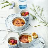 Karamellisierte Grießflammeris mit Mirabellen
