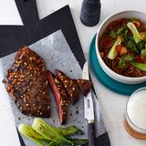 Flank steak mit Gemüse und Asia-Nudeln
