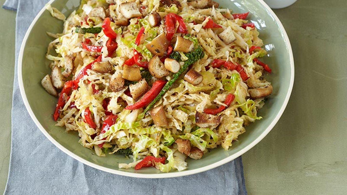 Wirsingsalat mit Brezen-Croûtons Rezept - [ESSEN UND TRINKEN]