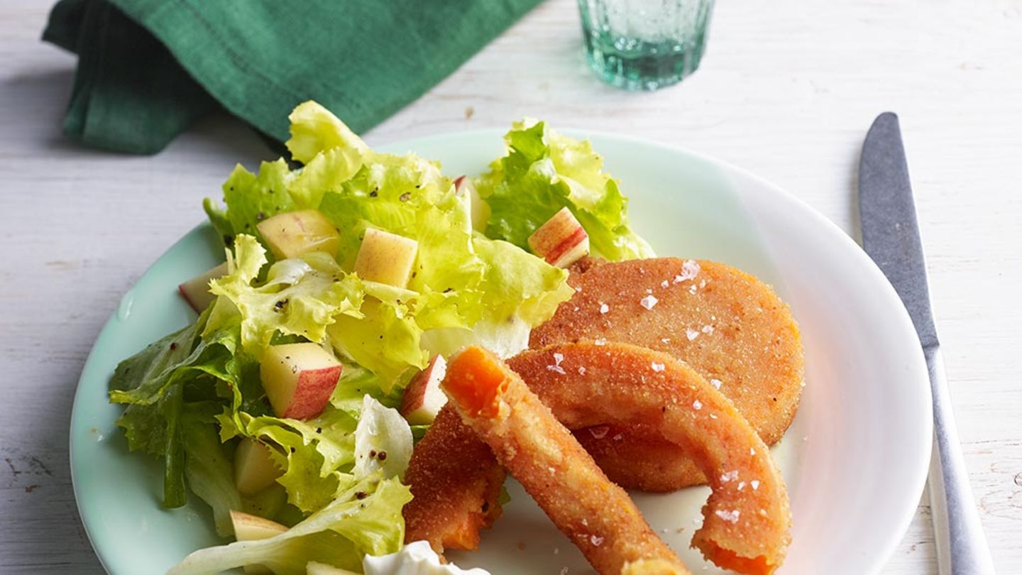 Kürbisschnitzel mit Salat Rezept