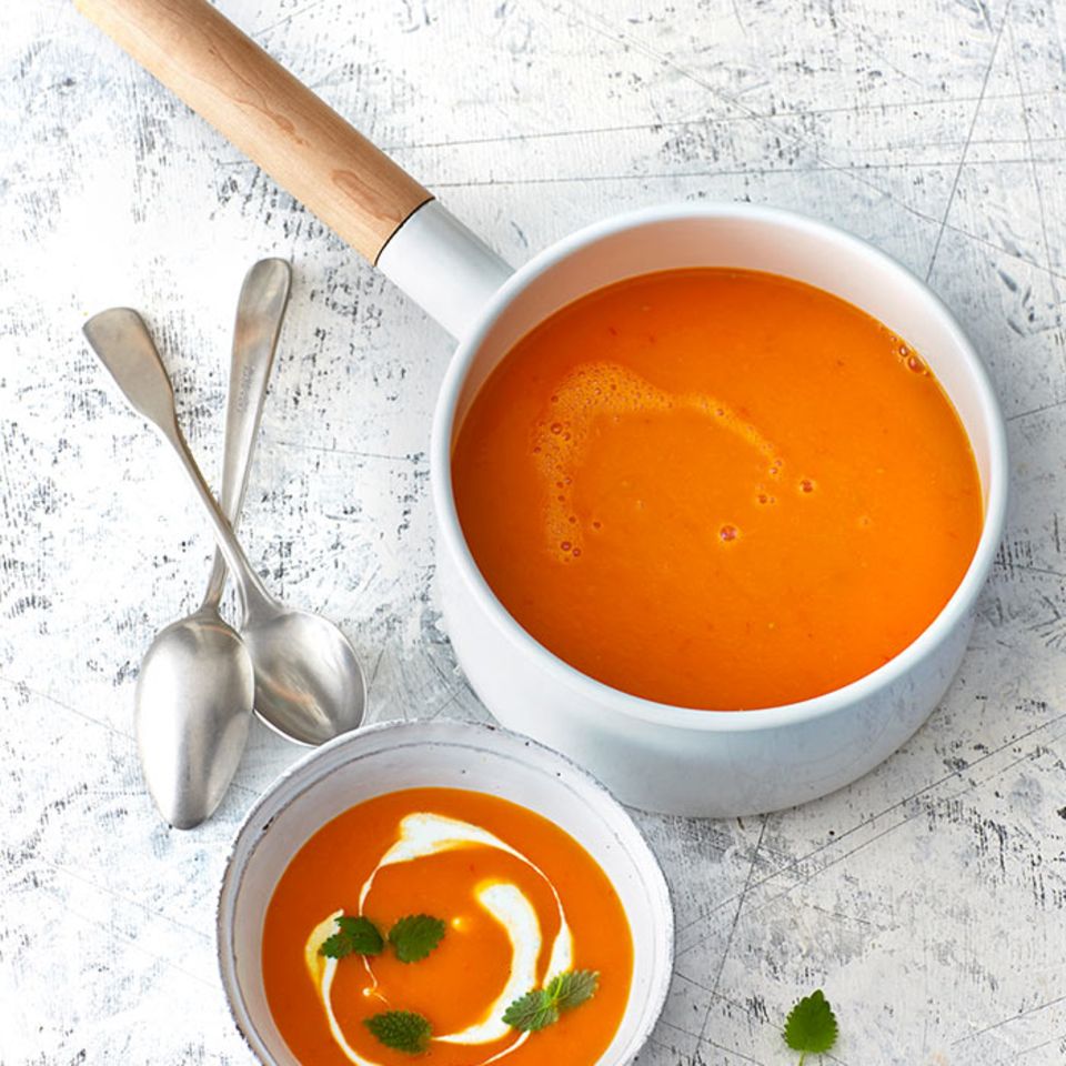 Kürbis-Tomaten-Suppe mit Orangenquark