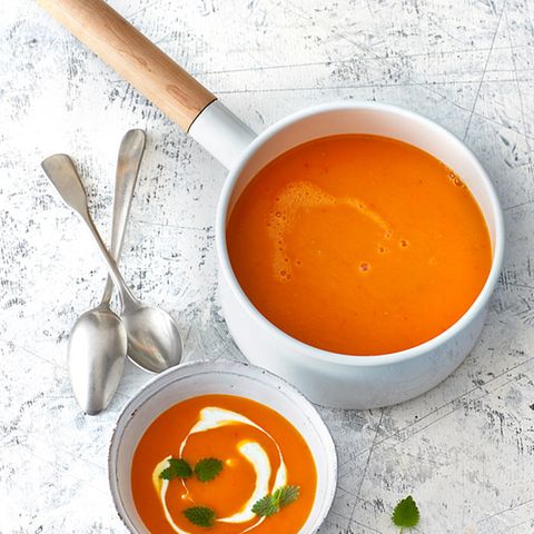 Kürbis-Tomaten-Suppe mit Orangenquark