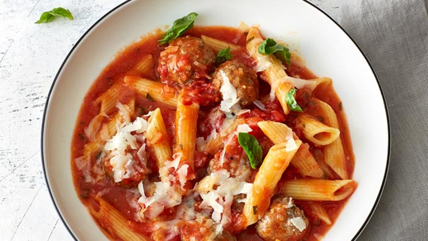 One-Pot-Pasta mit Fleischbällchen Rezept
