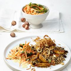 Buchweizenpfanne mit Möhrensalat
