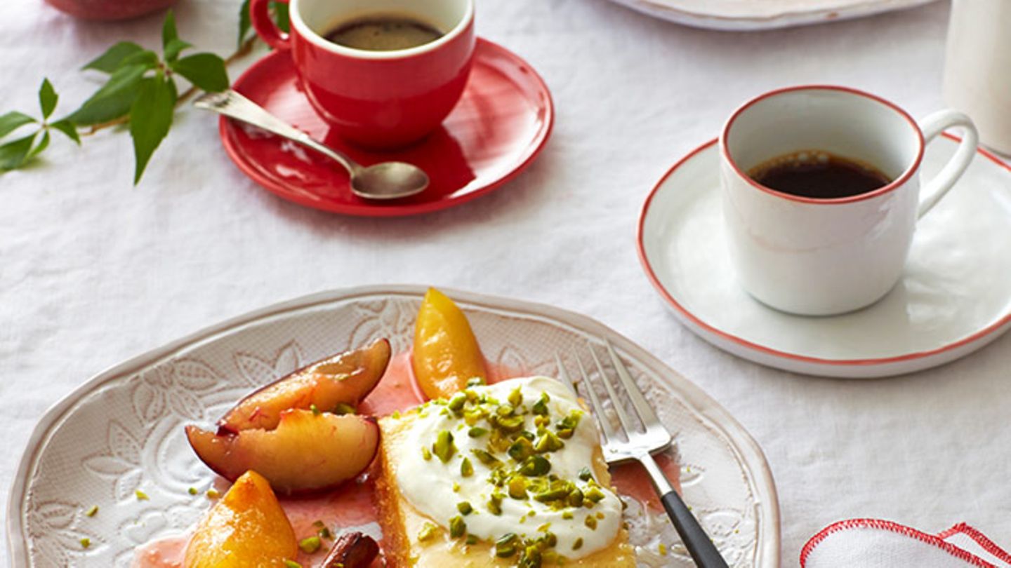Zitronenkuchen mit Zimtpflaumen Rezept - [ESSEN UND TRINKEN]