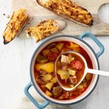Gulaschsuppe mit Chili-Cheese-Crostini