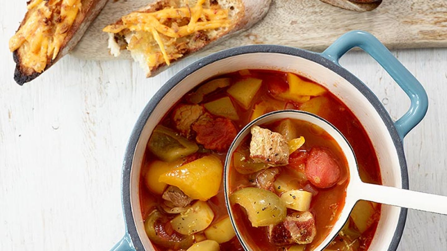 Gulaschsuppe mit Chili-Cheese-Crostini Rezept
