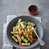 Tortiglioni mit Möhren, Spinat und Nüssen