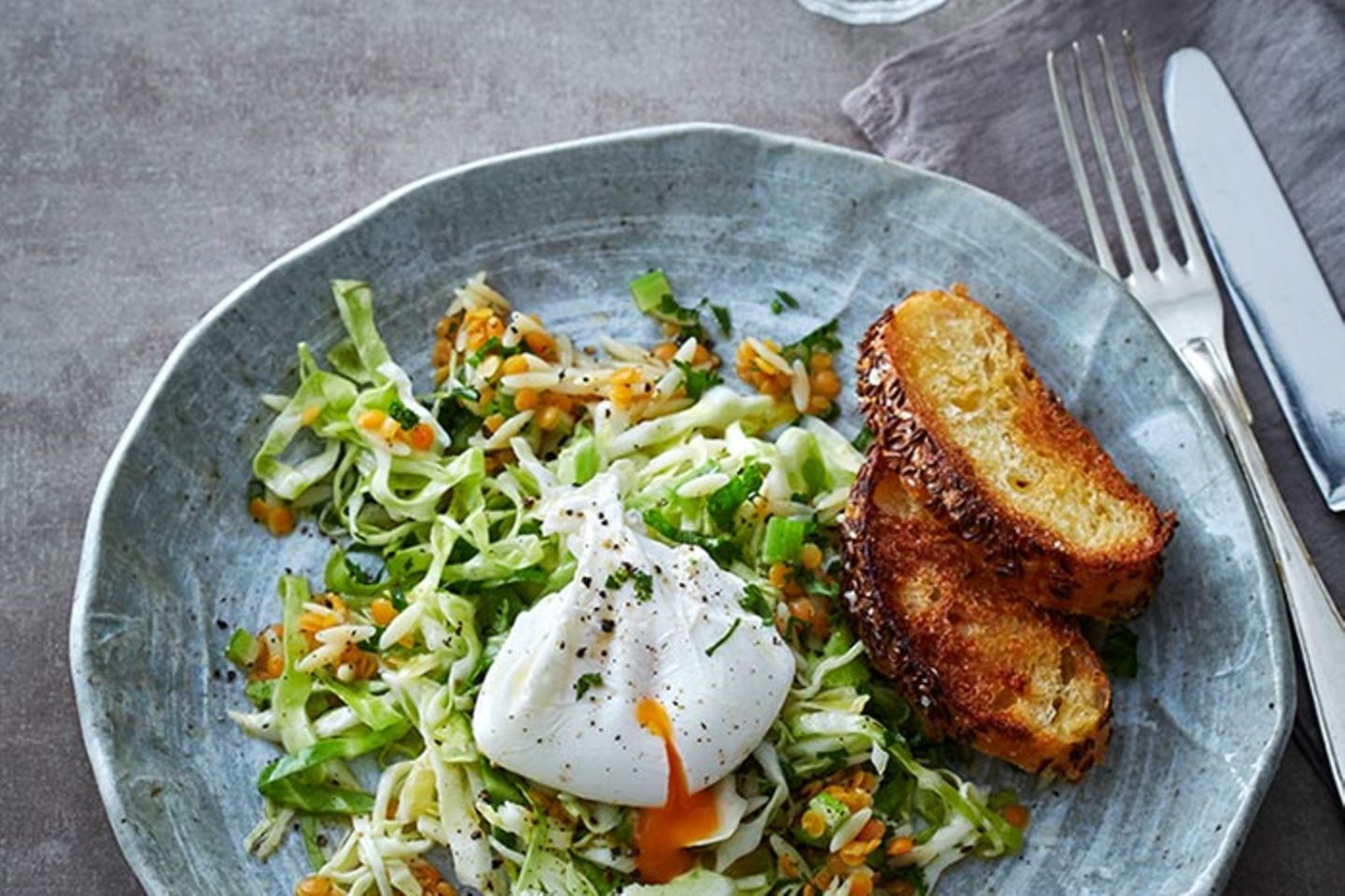 Spitzkohl Nudel Salat Mit Pochiertem Ei Rezept Essen Und Trinken