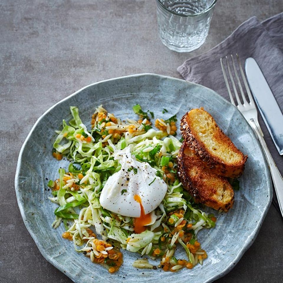 Spitzkohl-Nudel-Salat mit pochiertem Ei