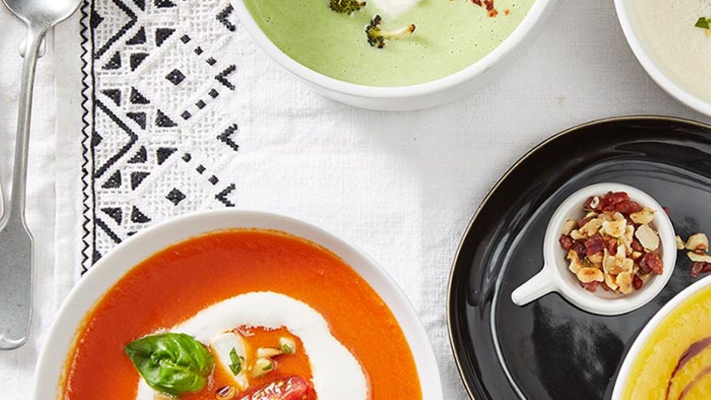 Tomatensuppe mit Mozzarella-Pinienkern-Topping Rezept