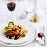 Rinderfiletmedaillons mit Portwein-Reduktion und Möhren