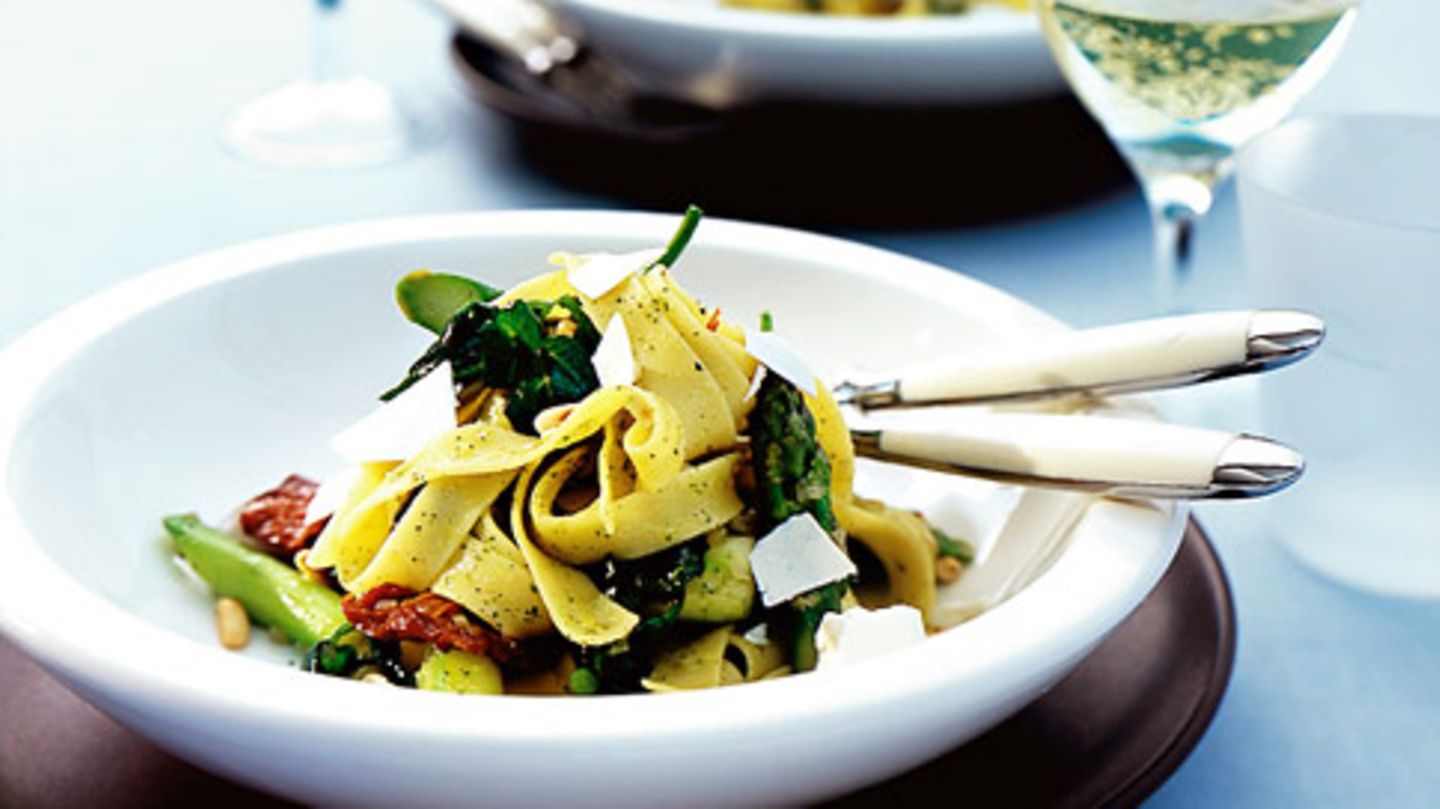 Tagliatelle mit Brunnenkresse und grünem Spargel Rezept