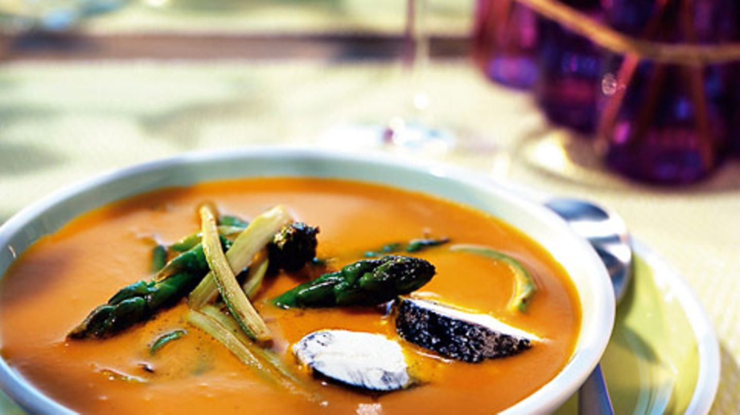 Möhrensuppe mit Spargel und Ziegenkäse Rezept