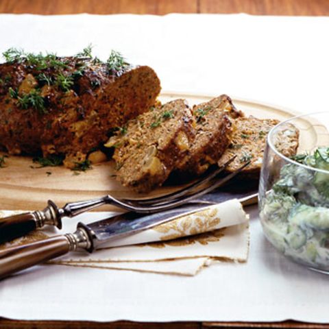 Hackbraten mit Gurkensalat