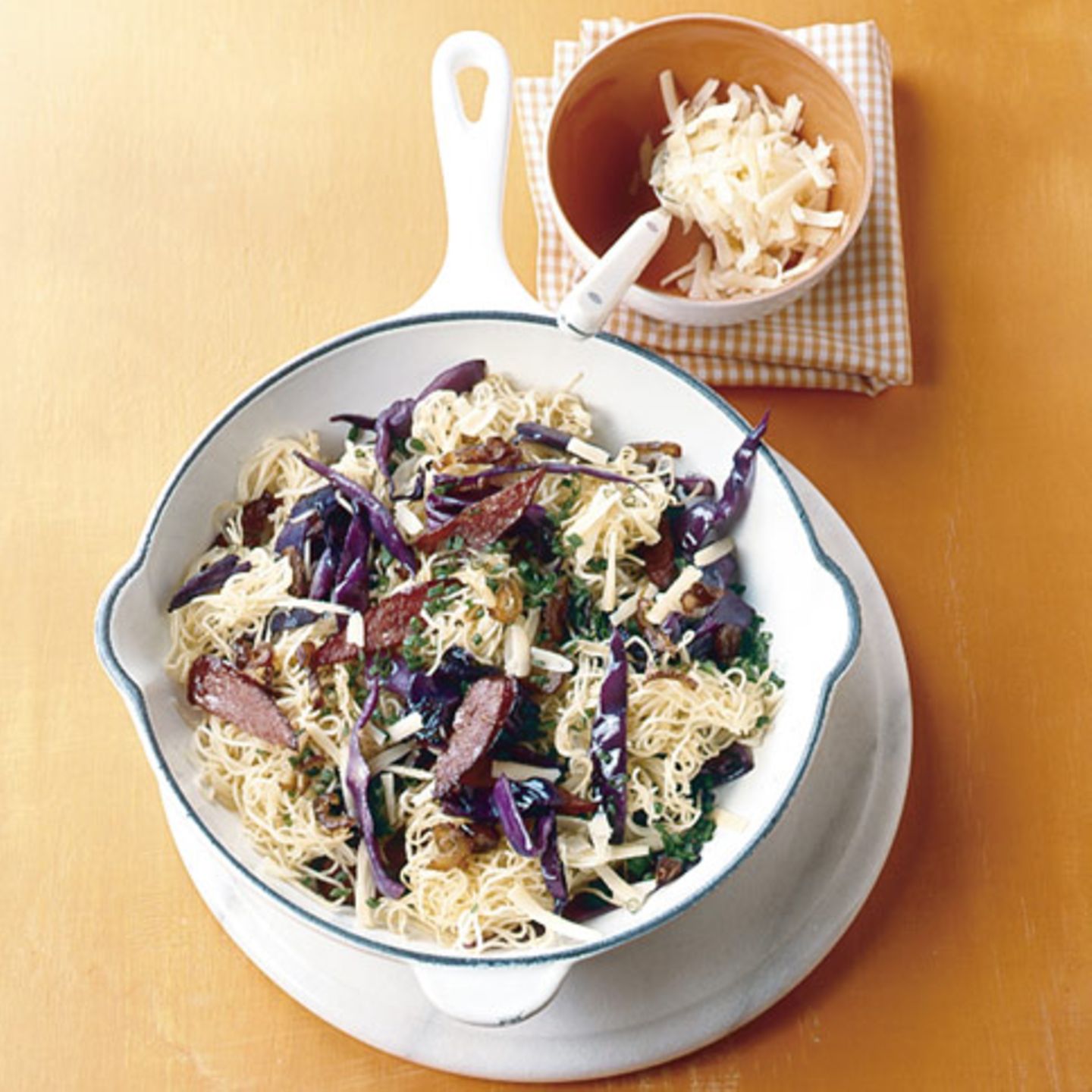 Gebratene Nudeln mit Rotkohl und Cabanossi