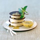 Passionsfrucht-Mousse mit Oliven-Minz-Sauce