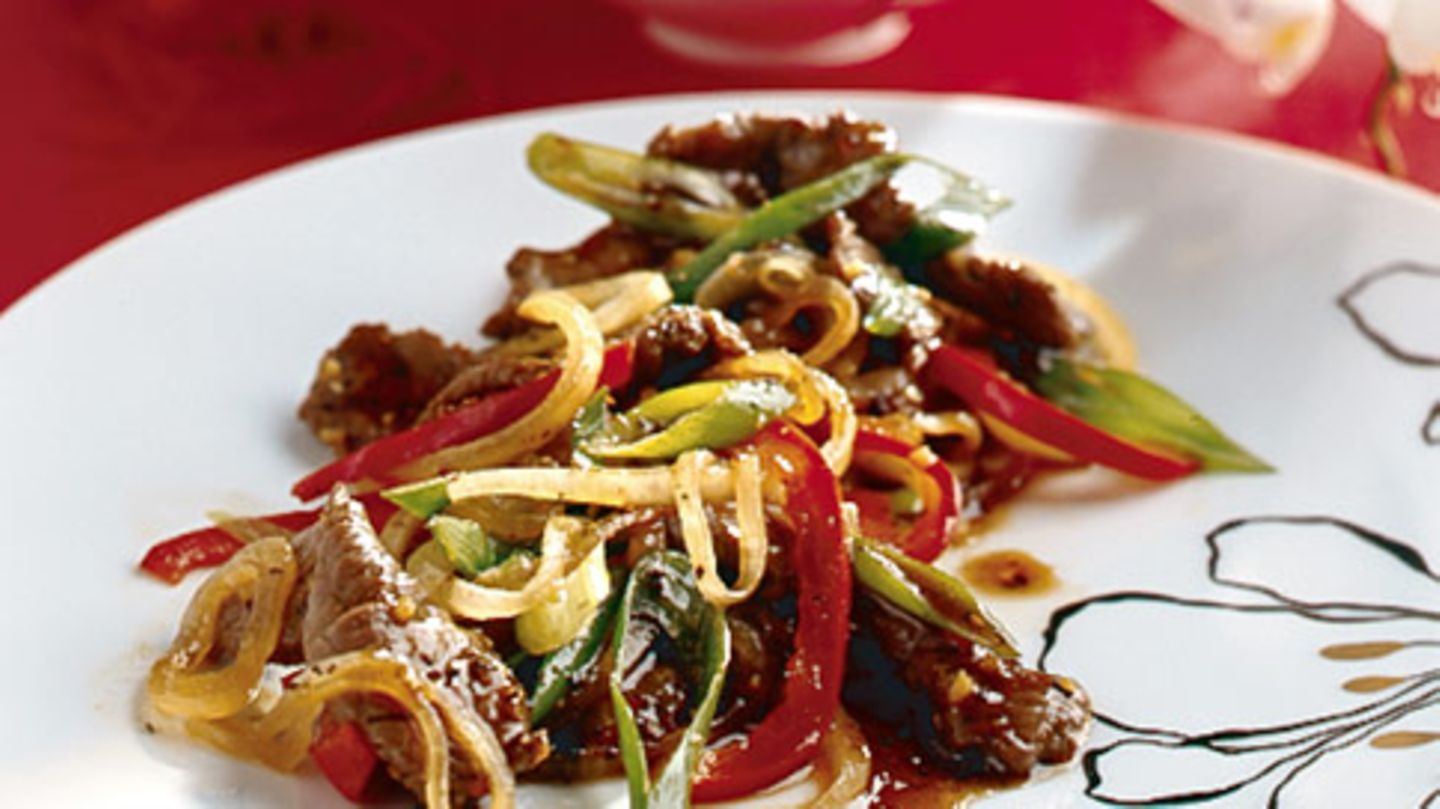 karamellisiertes rindfleisch mit zwiebeln und sojasauce
