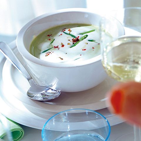 Zuckerschotensuppe mit Zitronensahne