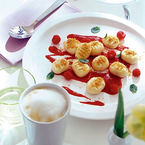 Quark-Gnocchi mit Himbeersauce und Vanillebröseln