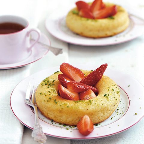 Limetten-Savarin mit Erdbeeren