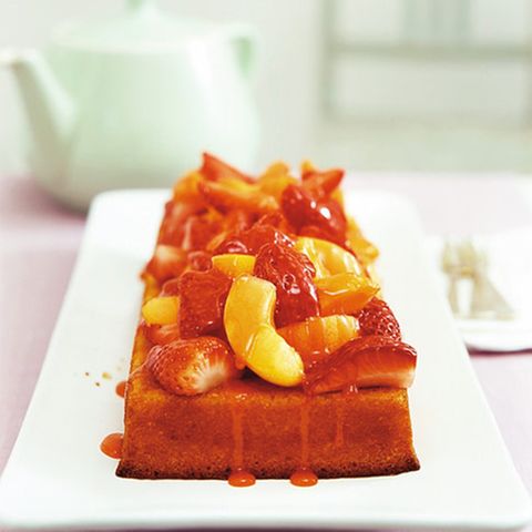 Grieß-Mandel-Kuchen mit Erdbeeren und Aprikosen