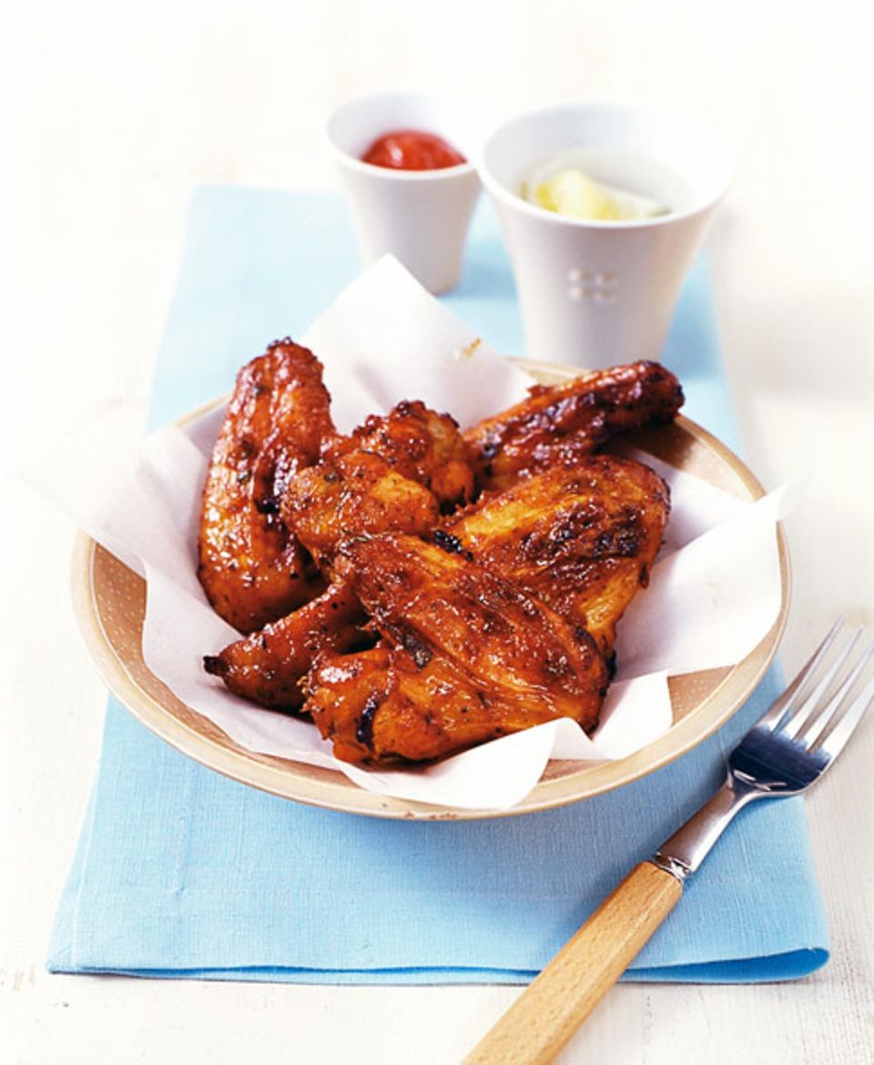 Würzige Marinade umgibt die Chicken Wings: Mit Chilisauce, Honig, Paprikapulver und Zitronensaft wird's richtig lecker Würzige Marinade umgibt die Chicken Wings: Mit Chilisauce, Honig, Paprikapulver und Zitronensaft wird's richtig lecker