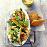 Spargelsalat mit Frisée und Zucchini
