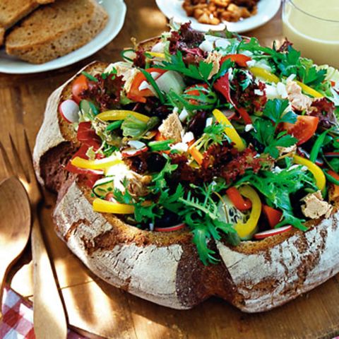 Salat im Brotlaib