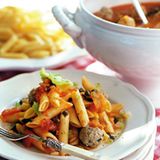 Pasta mit Hackbällchen und Tomatensugo