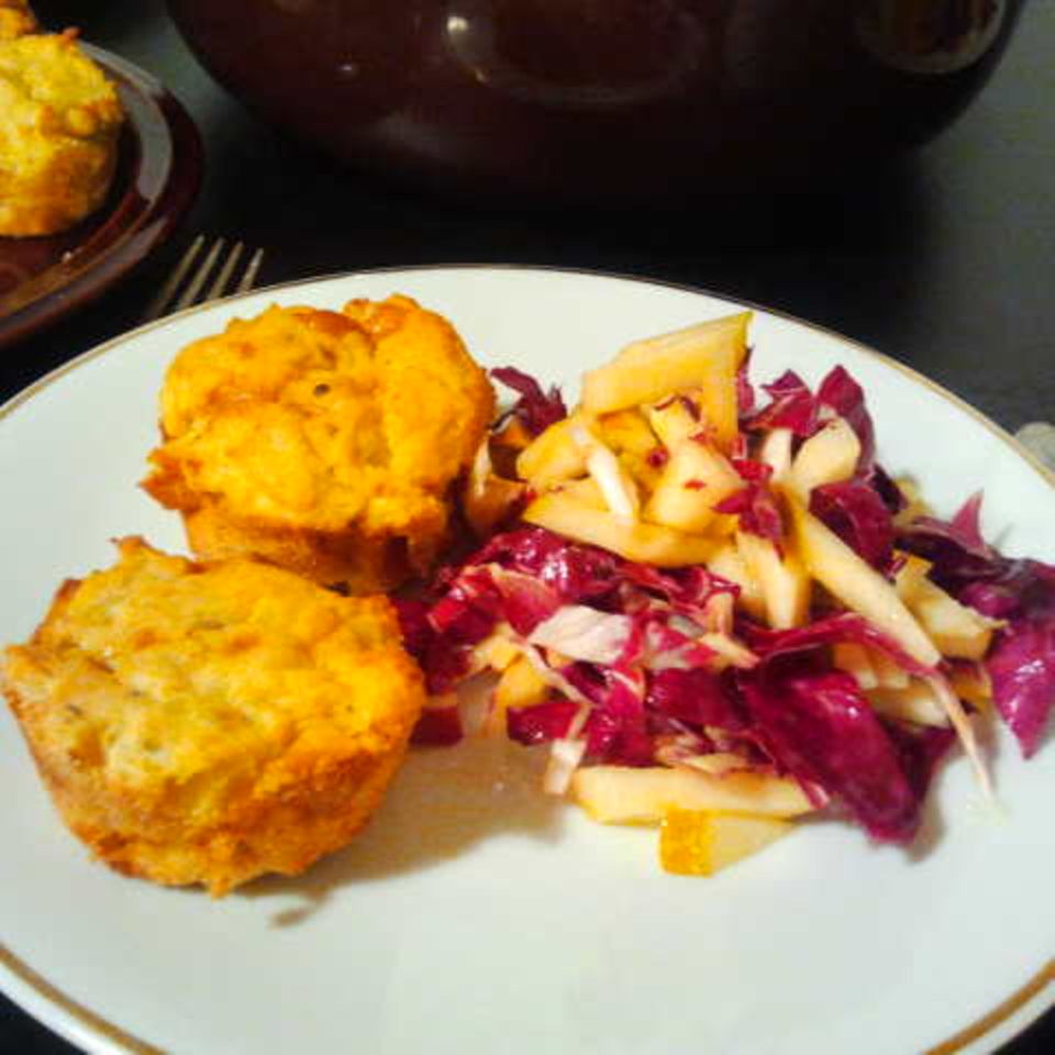 Pikante Muffins mit Radicchio-Birnen-Salat
