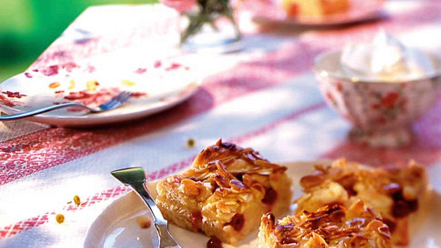 Johannisbeer-Bienenstich Rezept