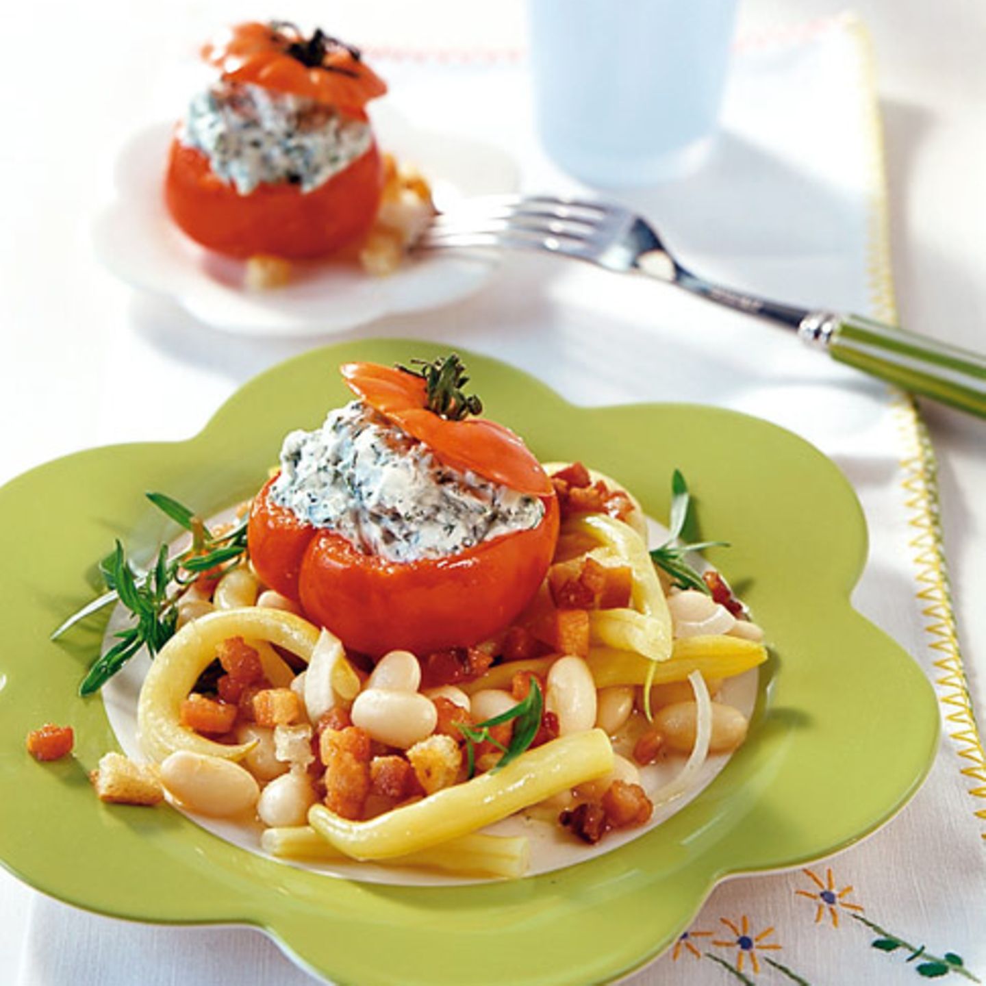 Gefüllte Tomaten auf Bohnensalat