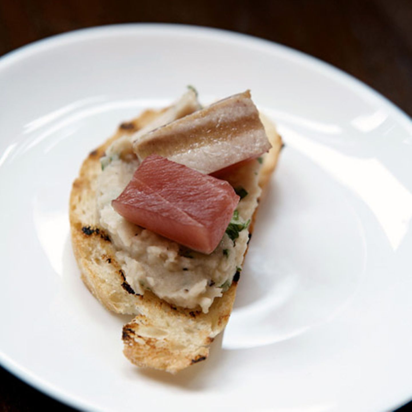 Crostini mit Bohnenpüree und Thunfisch