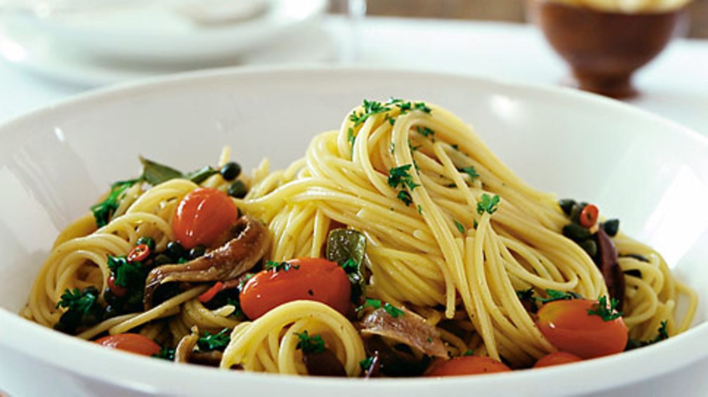 Spaghetti mit Tomaten und Oliven Rezept - [ESSEN UND TRINKEN]