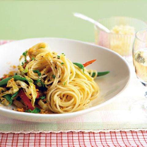 Gemüse-Spaghetti mit Mandelbröseln
