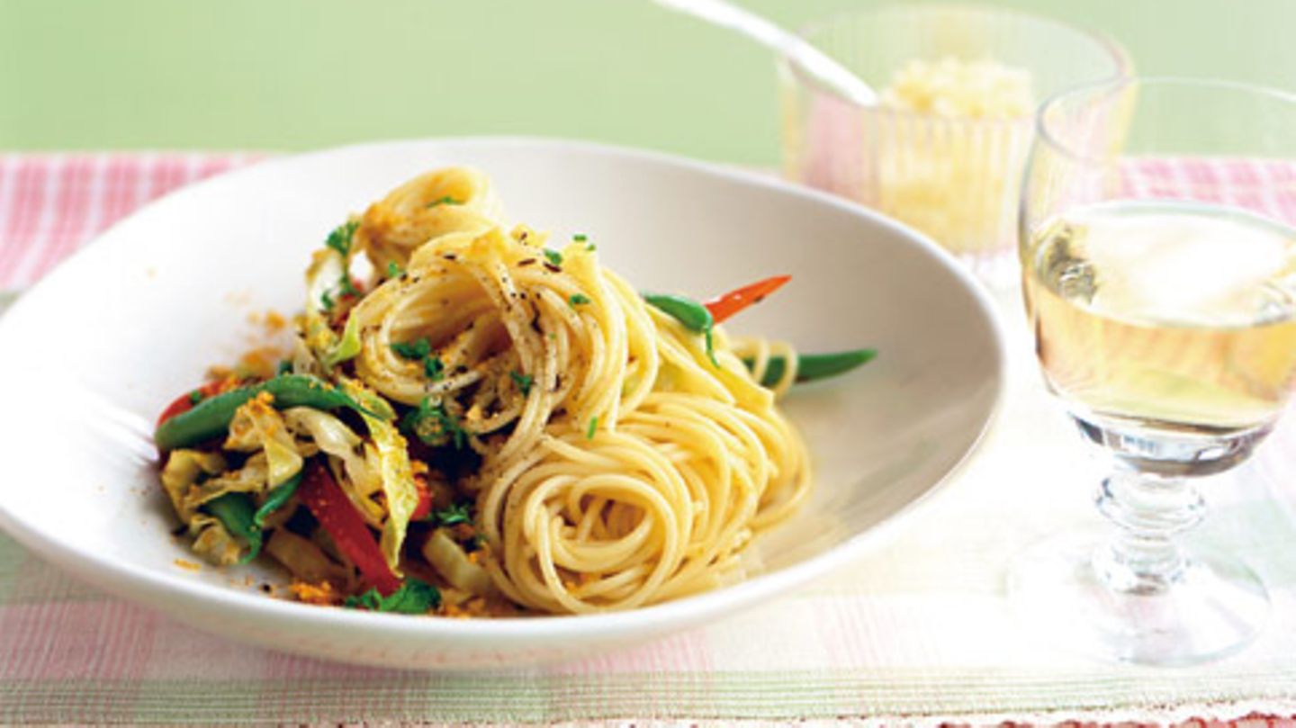 Gemüse-Spaghetti mit Mandelbröseln Rezept