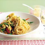 Gemüse-Spaghetti mit Mandelbröseln