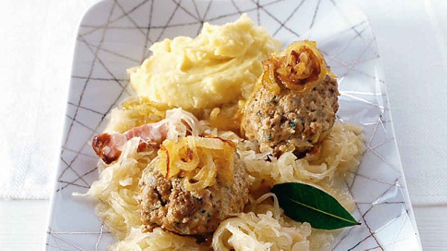 Leberknödel mit Kraut und Aniszwiebeln Rezept - [ESSEN UND TRINKEN]