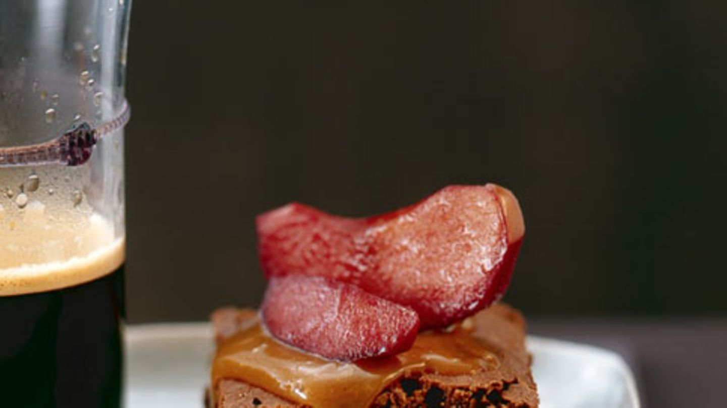 Toffee-Brownie mit Rotweinäpfeln Rezept