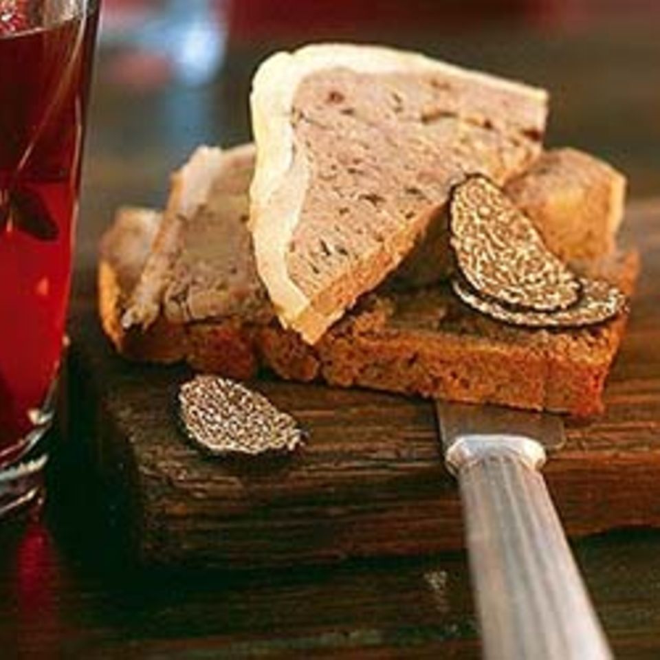 Bauernterrine mit Backpflaumen Rezept - [ESSEN UND TRINKEN]