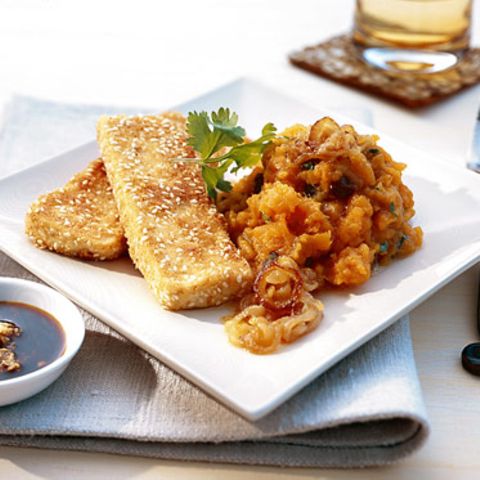 Süßkartoffelpüree mit Sesam-Tofu-Schnitzeln