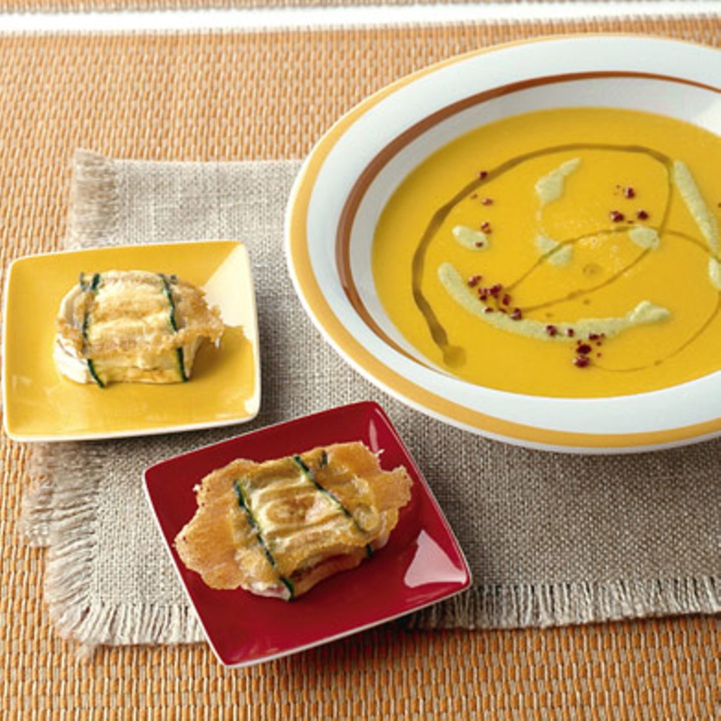 Paprikasuppe mit Zucchini-Ziegenkäse-Talern