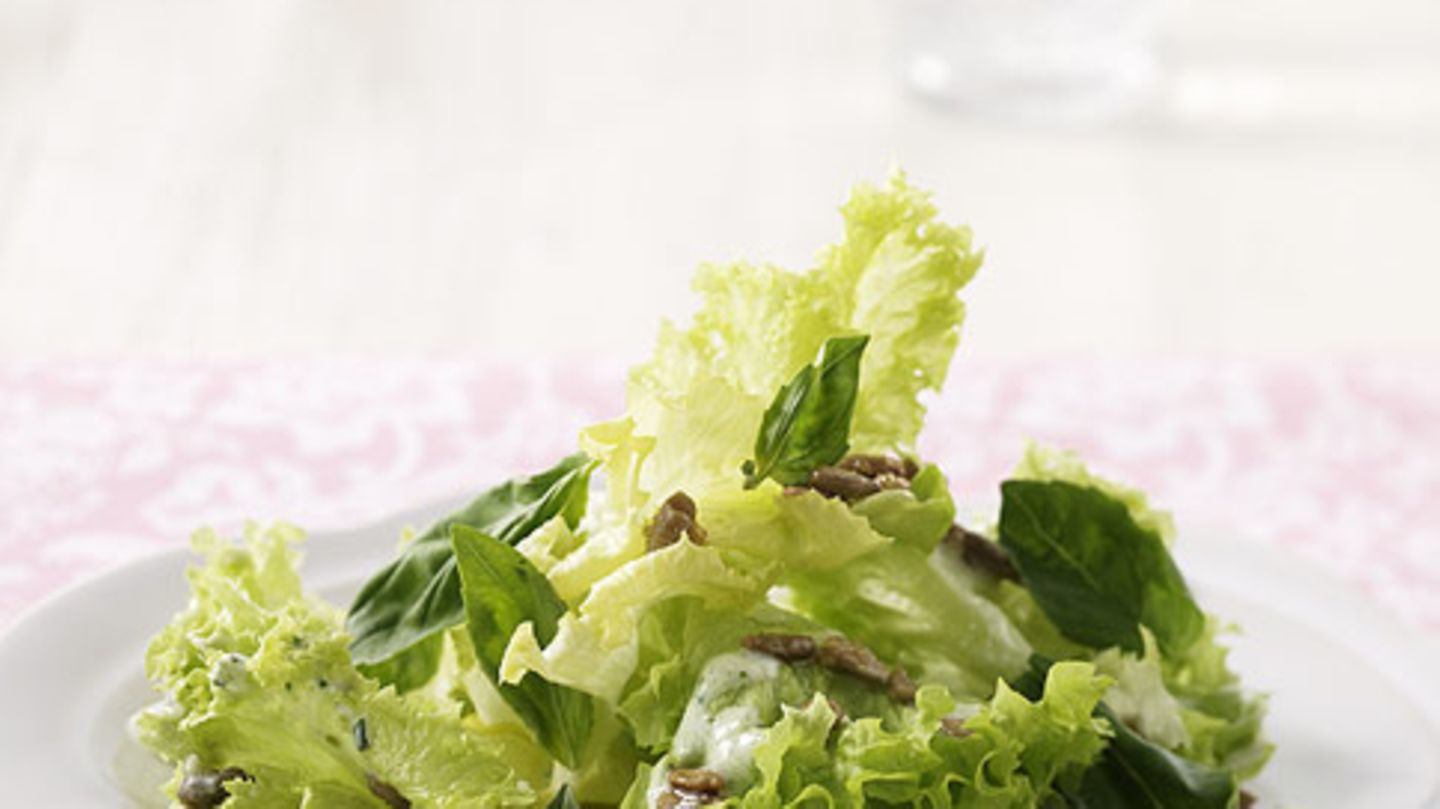 Salat mit Pesto-Dressing Rezept