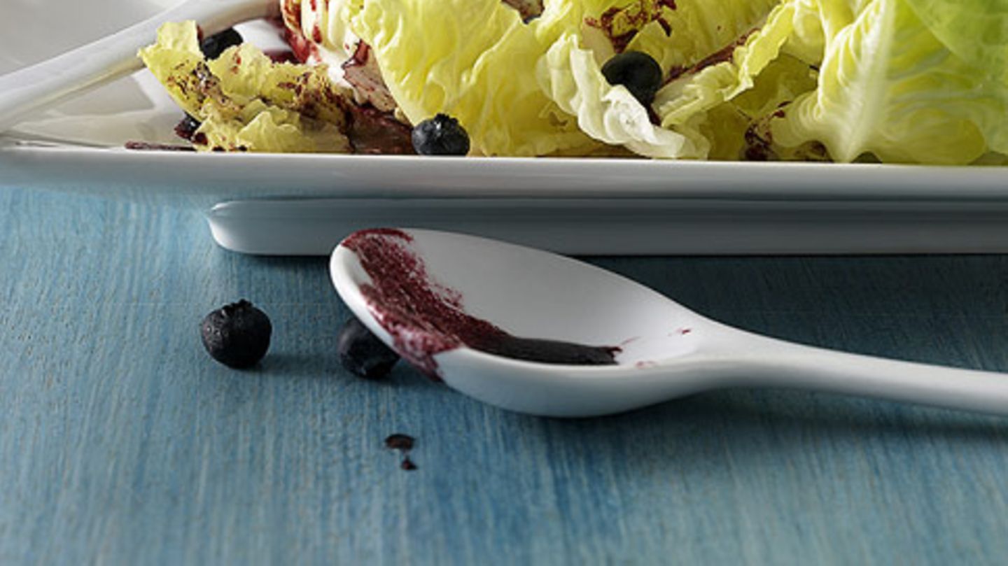 Salat mit Beerendressing Rezept