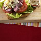Toast mit Tomate und Lamm